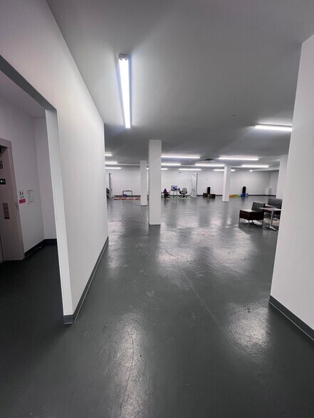 39-04 29th St, Long Island City, NY à louer - Photo du bâtiment - Image 3 de 25