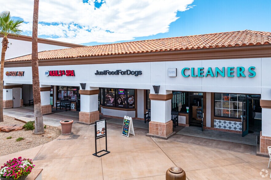 36101 Bob Hope Dr, Rancho Mirage, CA à louer - Photo du bâtiment - Image 3 de 17