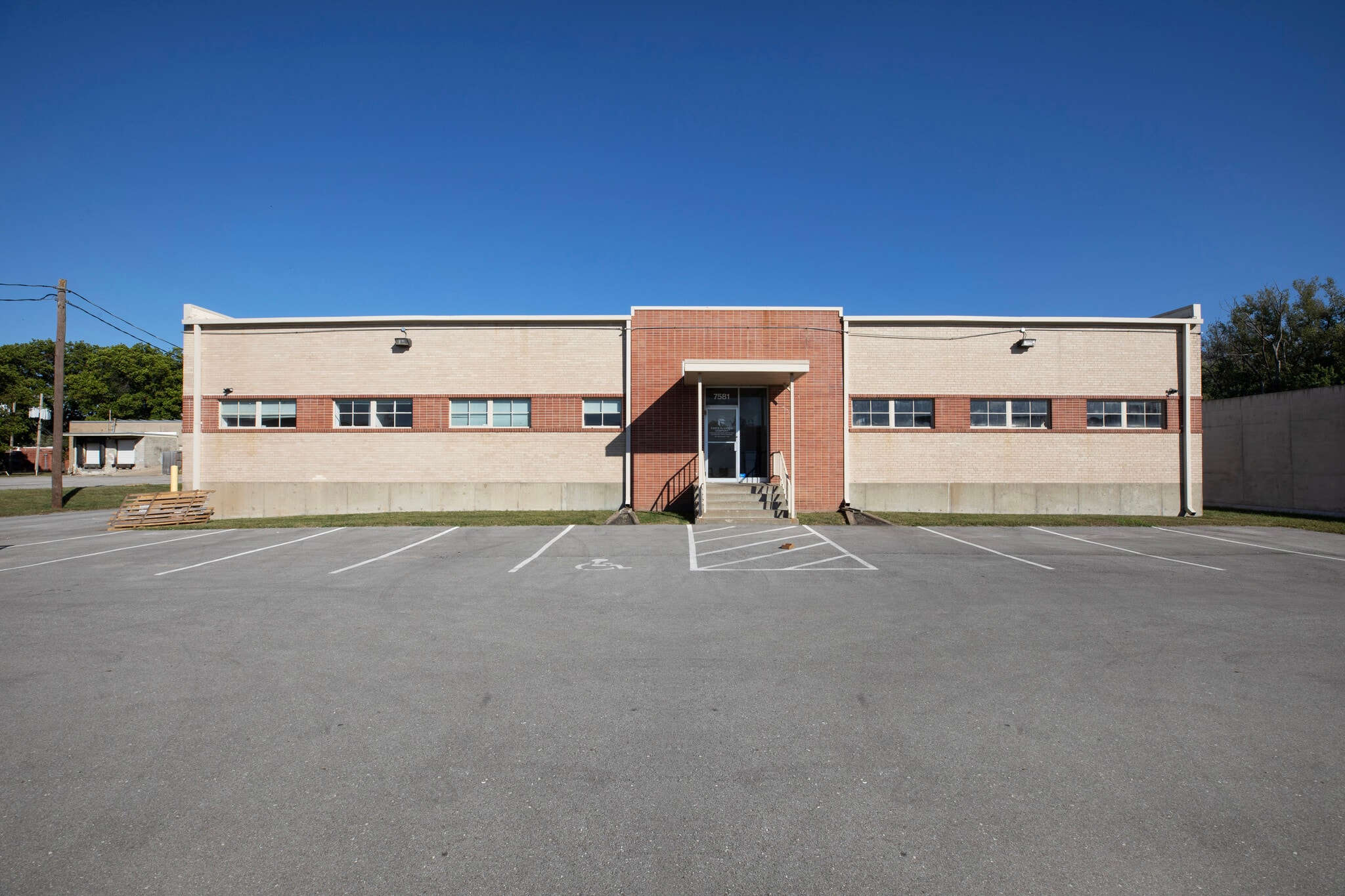 7581 Manchester Trfy, Kansas City, MO for lease Building Photo- Image 1 of 3