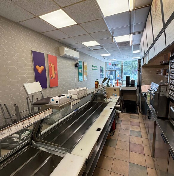 716 Third Ave, New York, NY for lease - Building Photo - Image 3 of 7