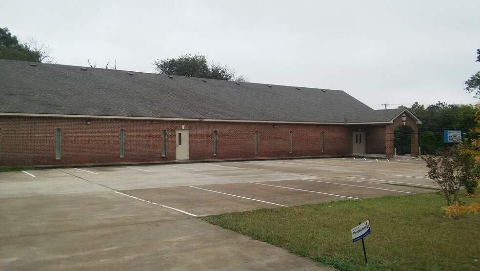 5024 E Frio Dr, Dallas, TX à vendre - Photo du bâtiment - Image 3 de 5