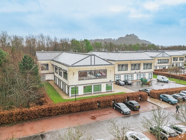 Greenwell Rd, Stirling à louer - Photo du bâtiment - Image 2 de 2