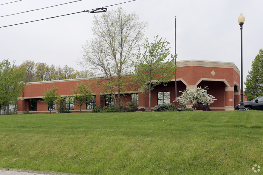 370 Falls Commerce Pky, Cuyahoga Falls, OH à vendre - Photo principale - Image 1 de 1