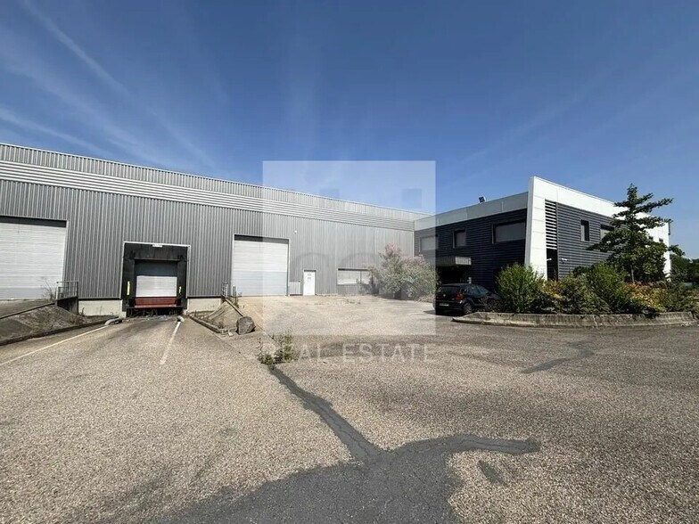 Bureau dans Saint-Priest à louer - Photo du bâtiment - Image 2 de 12