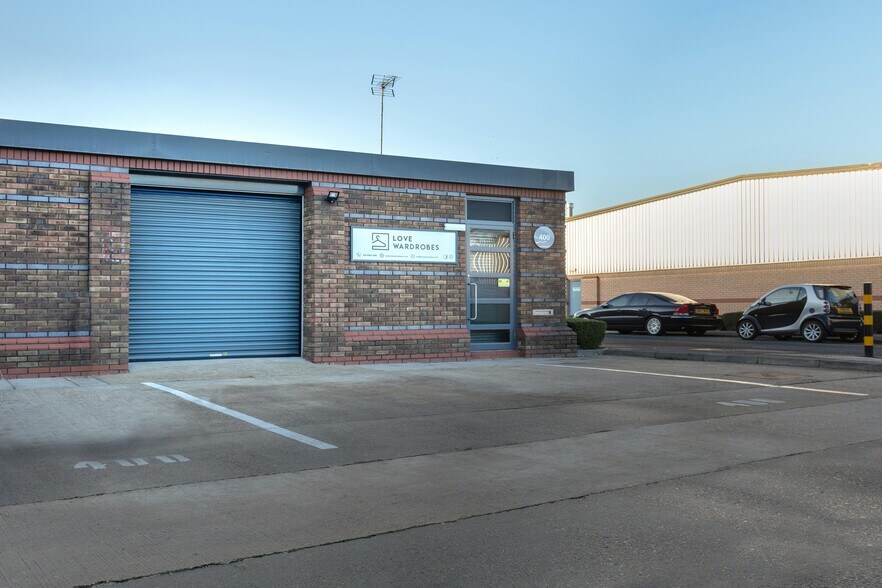 400 Montrose Ave, Slough à louer - Photo du bâtiment - Image 2 de 4