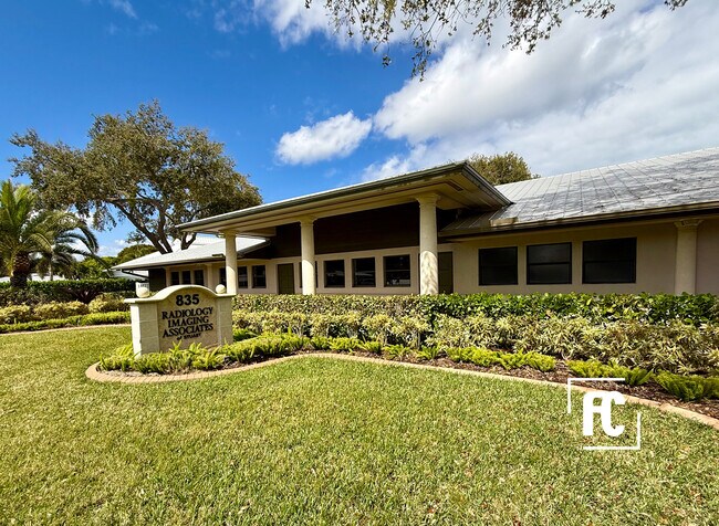 Plus de détails pour 835 SE Osceola St, Stuart, FL - Bureau à vendre