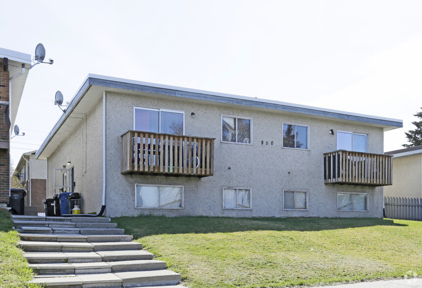 850 Mcneill Rd NE, Calgary, AB à vendre - Photo principale - Image 2 de 27