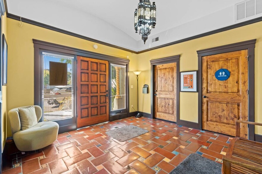 5666 Telegraph Ave, Oakland, CA for lease - Interior Photo - Image 3 of 23