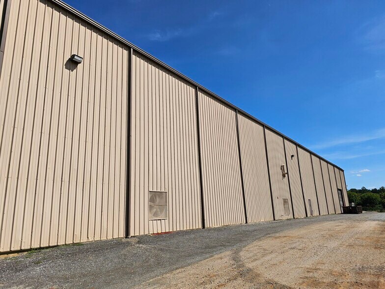 213 Dennis St, Athens, TN à louer - Photo du bâtiment - Image 3 de 12