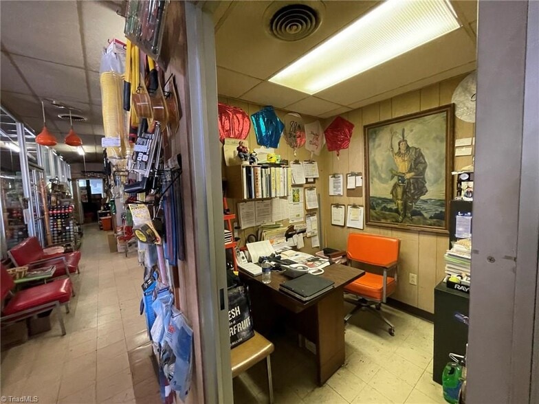 607 Main, Pilot Mountain, NC for sale - Interior Photo - Image 2 of 30