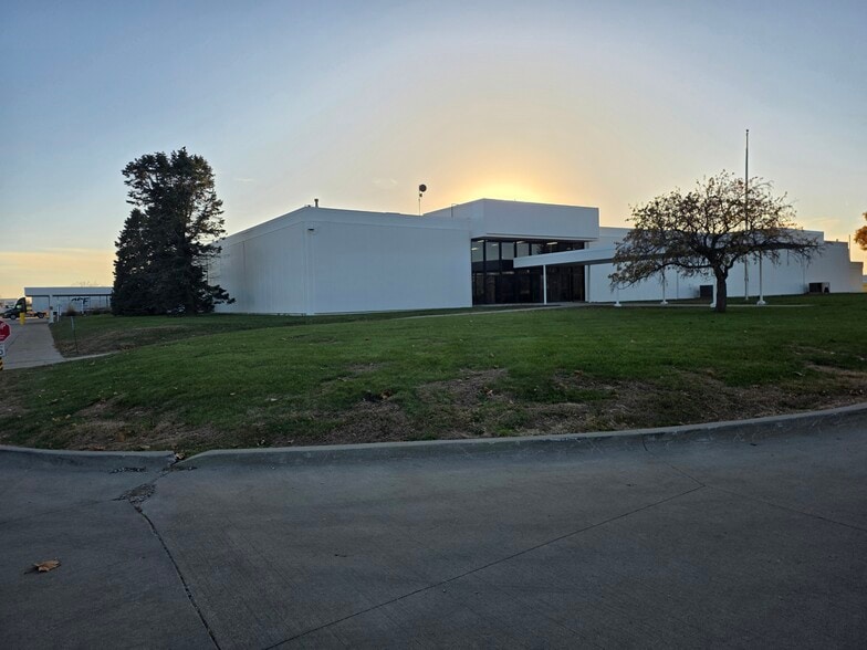 300 Airport Rd, Ames, IA à louer - Photo du bâtiment - Image 2 de 36