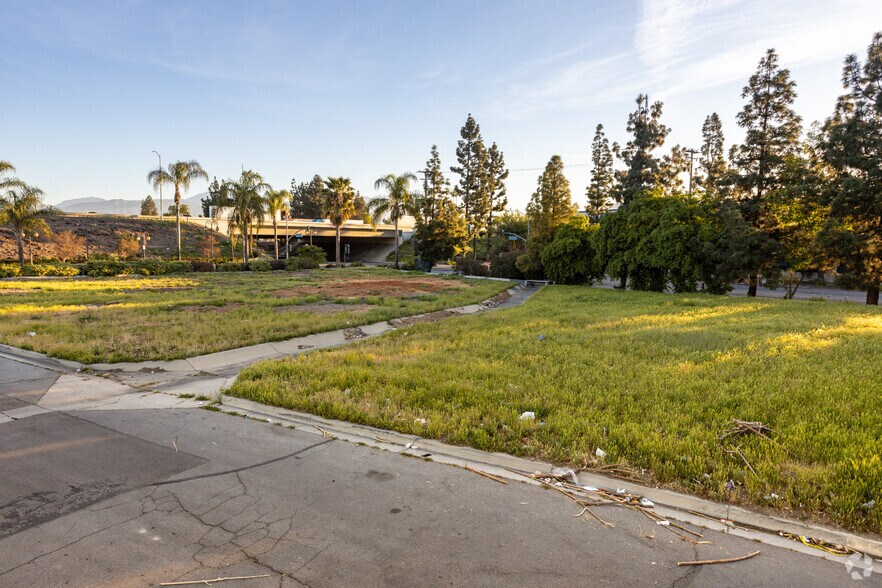 2705 S Towne Ave, Pomona, CA à louer - Photo du bâtiment - Image 2 de 4