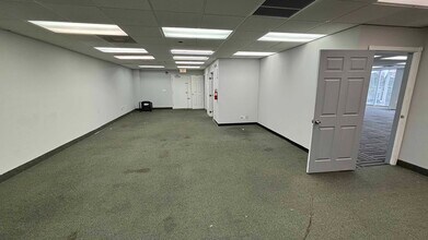 2740 E Oakland Park Blvd, Fort Lauderdale, FL for lease Interior Photo- Image 2 of 16