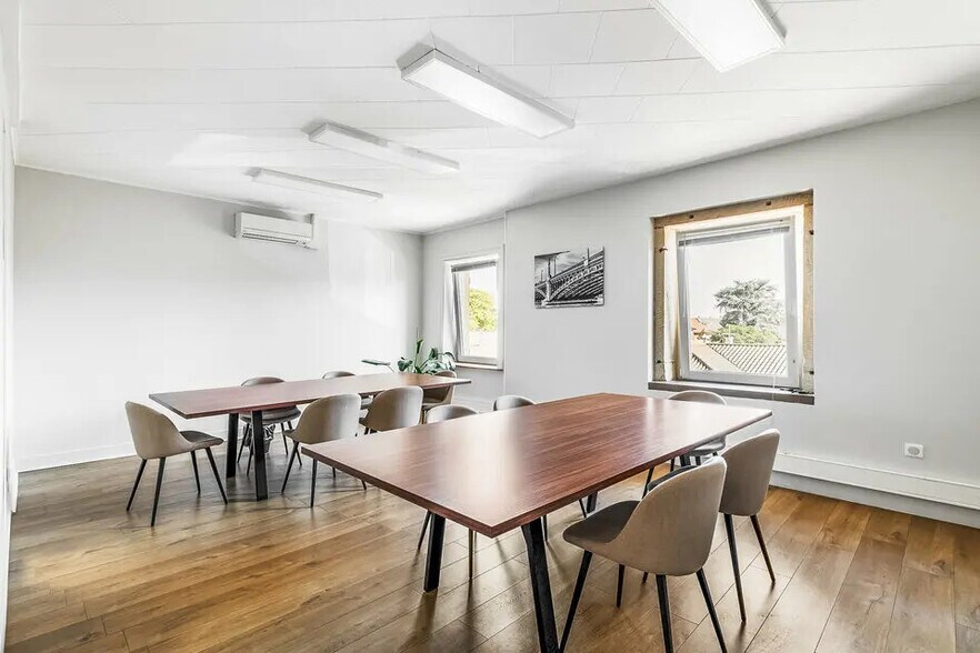 Office in Meyzieu for lease - Interior Photo - Image 2 of 3