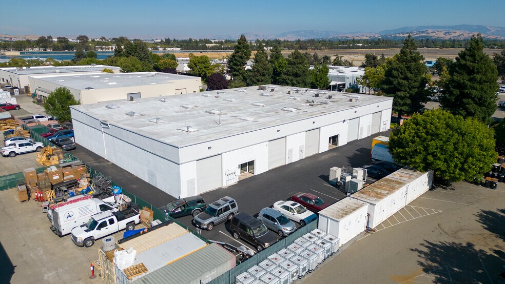 7034 Commerce Cir, Pleasanton, CA à louer - Photo du bâtiment - Image 3 de 6