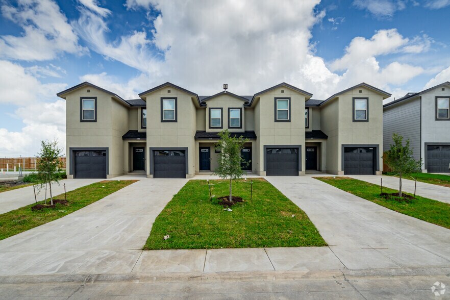 8302 Via Verona, San Antonio, TX à vendre - Photo du bâtiment - Image 2 de 17