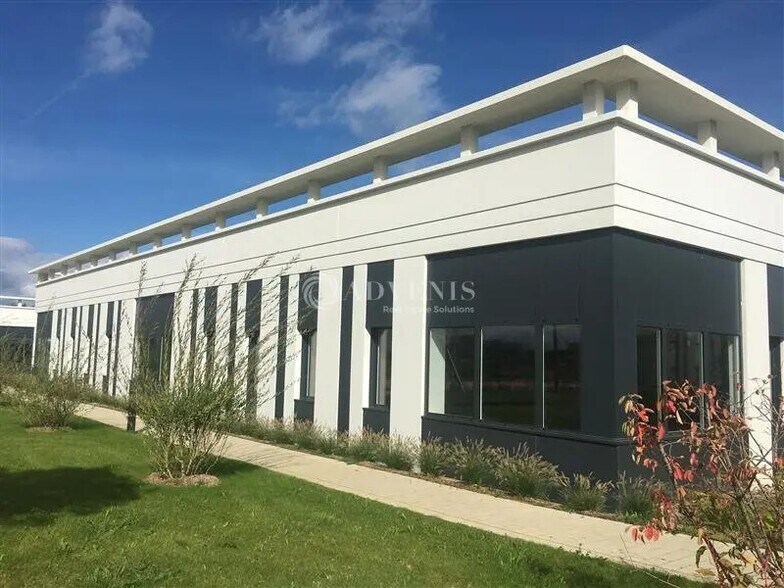 Bureau dans Élancourt à louer - Photo du bâtiment - Image 2 de 5