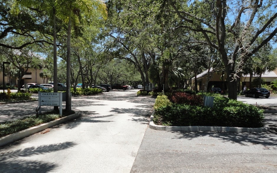 11211 Prosperity Farms Rd, Palm Beach Gardens, FL for sale - Building Photo - Image 2 of 7