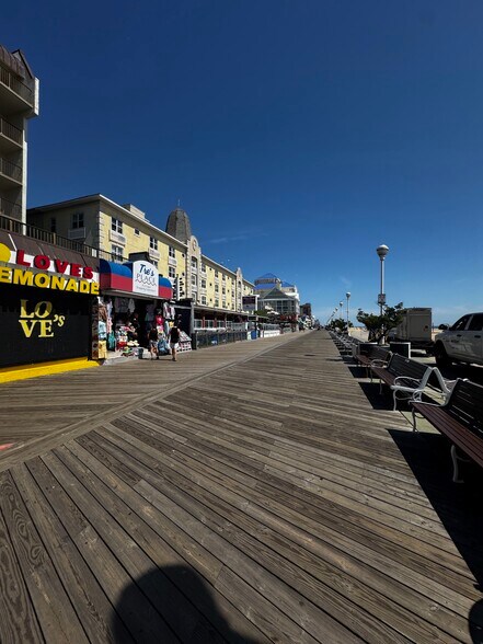 107 Atlantic Ave, Ocean City, MD à vendre - Photo du bâtiment - Image 3 de 9