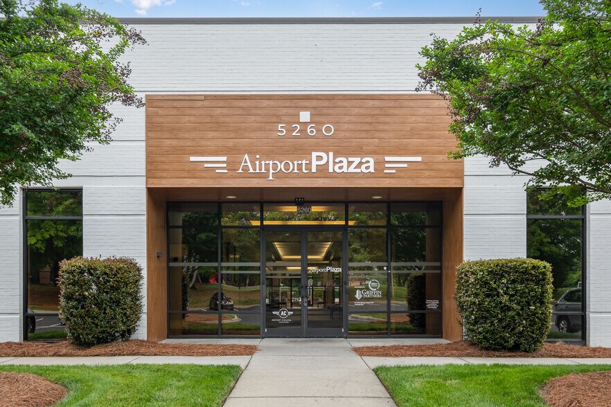 5260 Parkway Plaza Blvd, Charlotte, NC à louer - Photo du bâtiment - Image 2 de 12