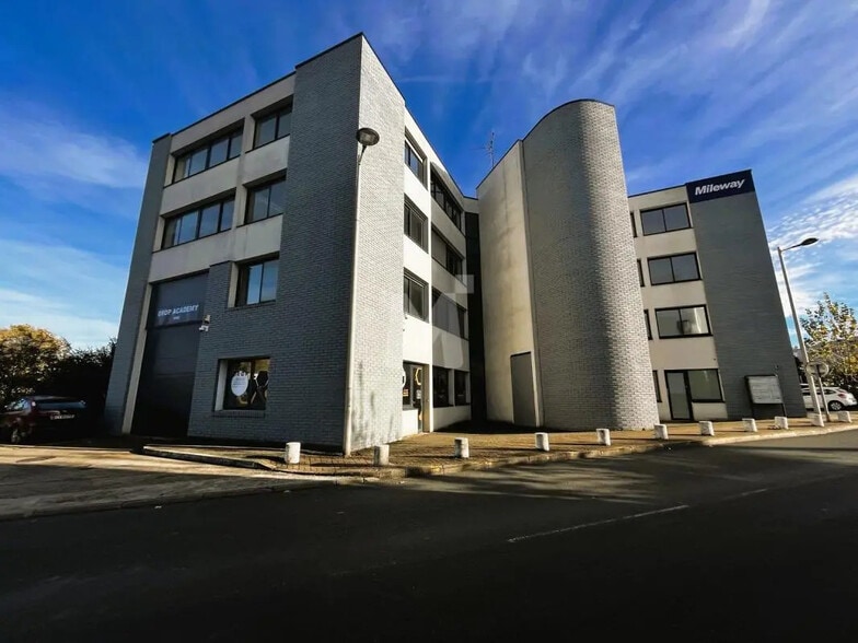 Office in Évry-Courcouronnes for lease - Building Photo - Image 1 of 12