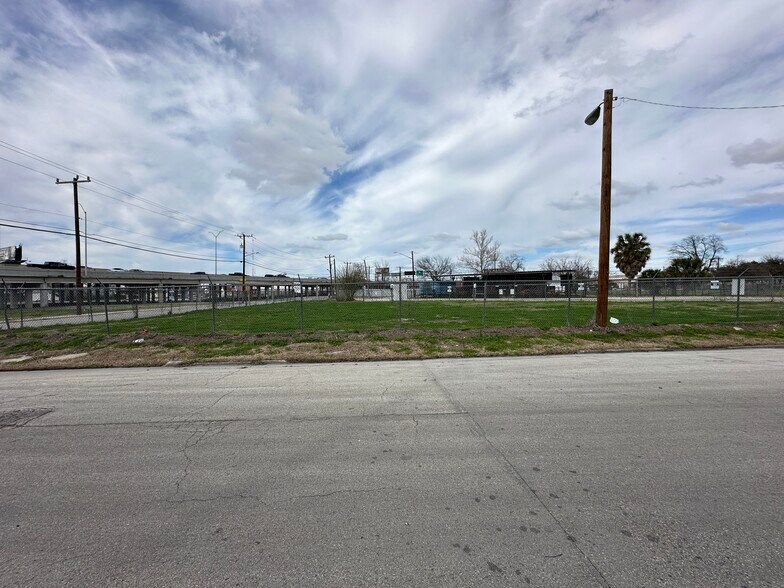 111 Brooklyn ave, San Antonio, TX à louer - Photo du bâtiment - Image 3 de 3