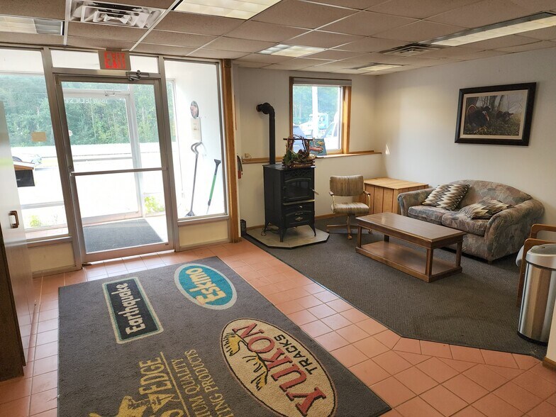 1690 Elm St, Cumberland, WI à louer - Hall d’entrée - Image 2 de 13