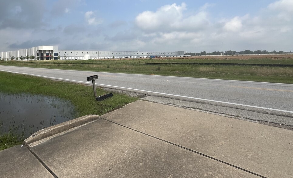 13927 Boudreaux Rd, Tomball, TX à vendre - Photo du bâtiment - Image 3 de 6