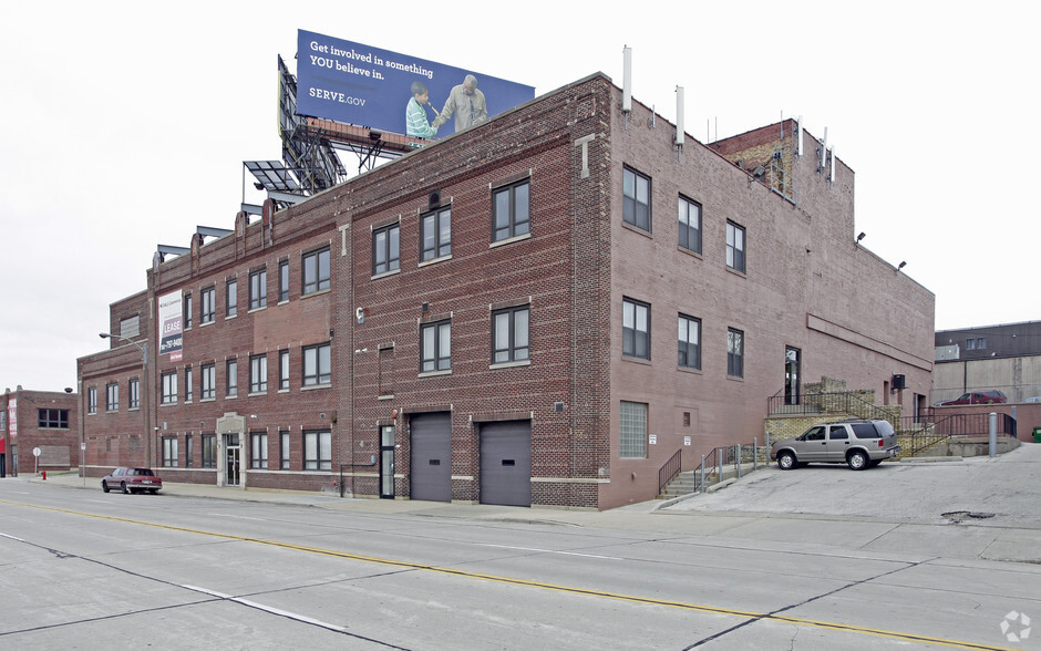 2120-2130 W Clybourn St, Milwaukee, WI for lease - Building Photo - Image 2 of 9