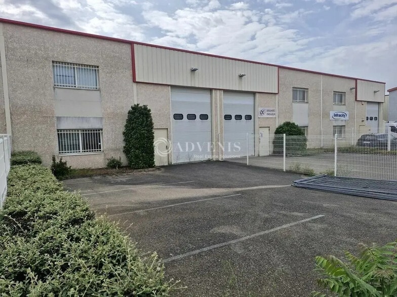 Flex in Chassieu for lease - Building Photo - Image 2 of 7