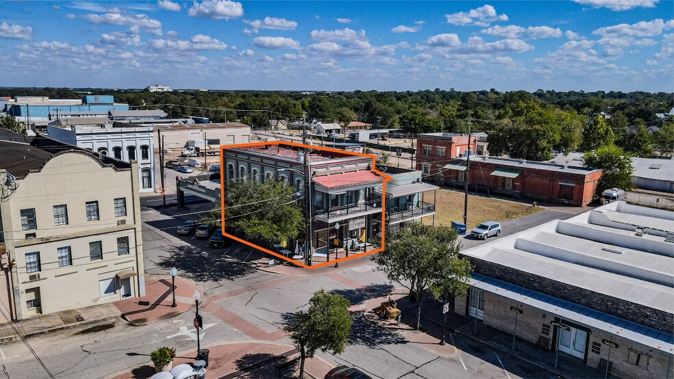 301 S Saint Charles St, Brenham, TX for sale - Building Photo - Image 2 of 19