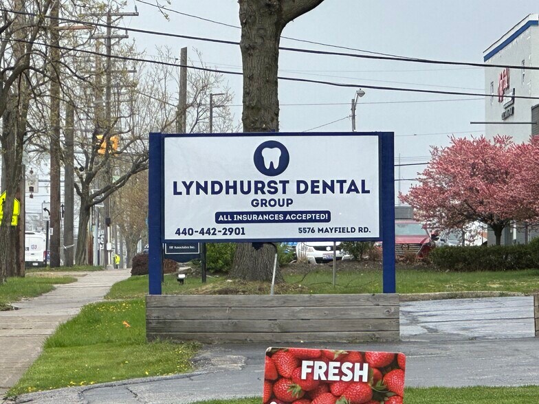 5576 Mayfield Rd, Cleveland, OH à vendre - Photo du bâtiment - Image 3 de 23