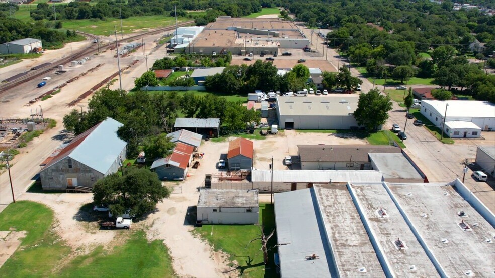205 S Wilhite St, Cleburne, TX 76031 portefeuille de 2 propriétés à vendre sur LoopNet.ca - Vidéo sur l’inscription commerciale - Image 2 de 43