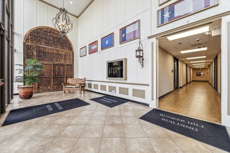 9525 Katy Fwy, Houston, TX for lease - Lobby - Image 2 of 15