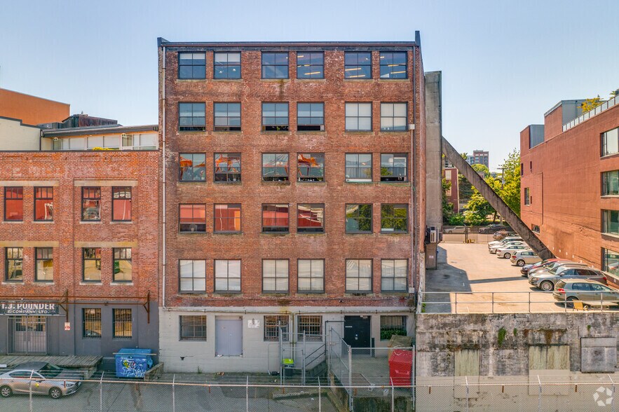 325-329 Railway St, Vancouver, BC à louer - Photo du bâtiment - Image 3 de 6