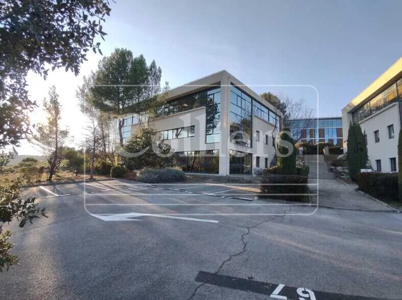 355 Rue Louis De Broglie, Aix-en-Provence à louer - Photo du bâtiment - Image 2 de 9