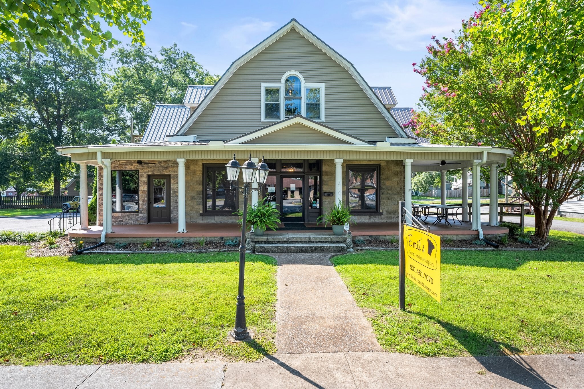 210 E Lincoln St, Tullahoma, TN à vendre Photo du b timent- Image 1 de 26