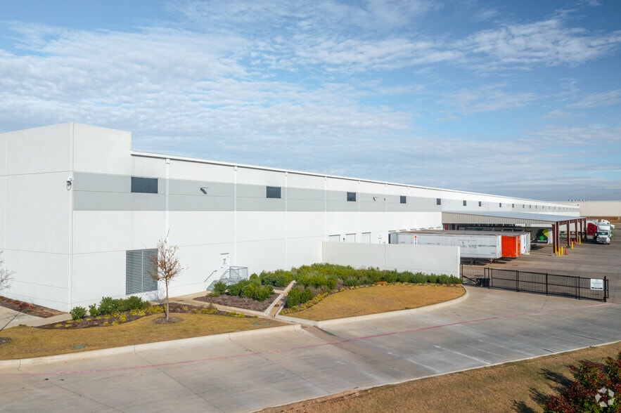 3130 N Longhorn Dr, Lancaster, TX à louer - Photo du bâtiment - Image 3 de 4