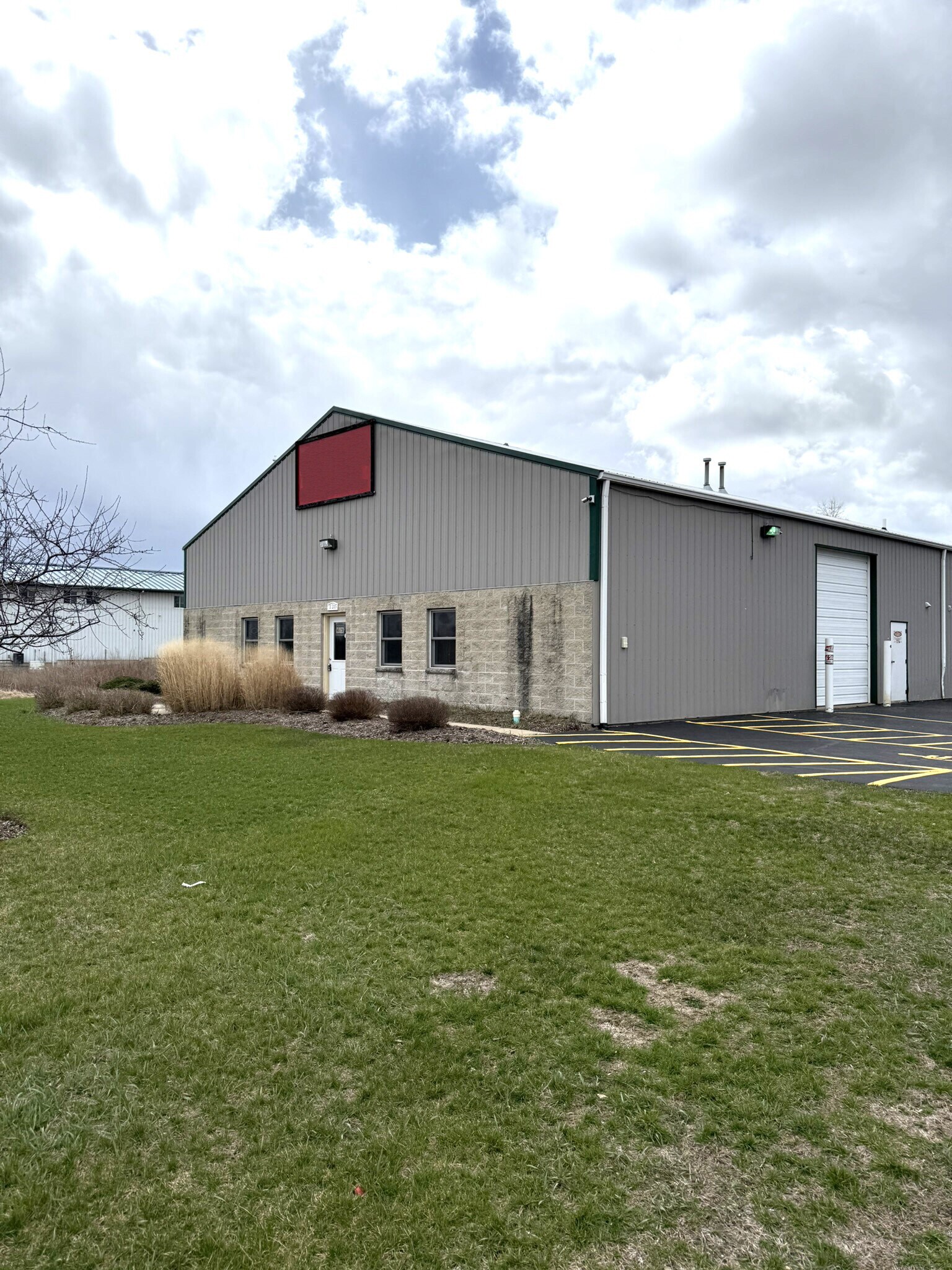 11215 Commercial St, Richmond, IL for lease Primary Photo- Image 1 of 13