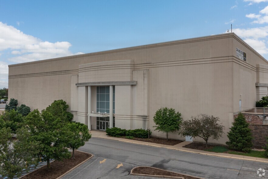 250 S County Center Way, Saint Louis, MO à louer - Photo du bâtiment - Image 3 de 5