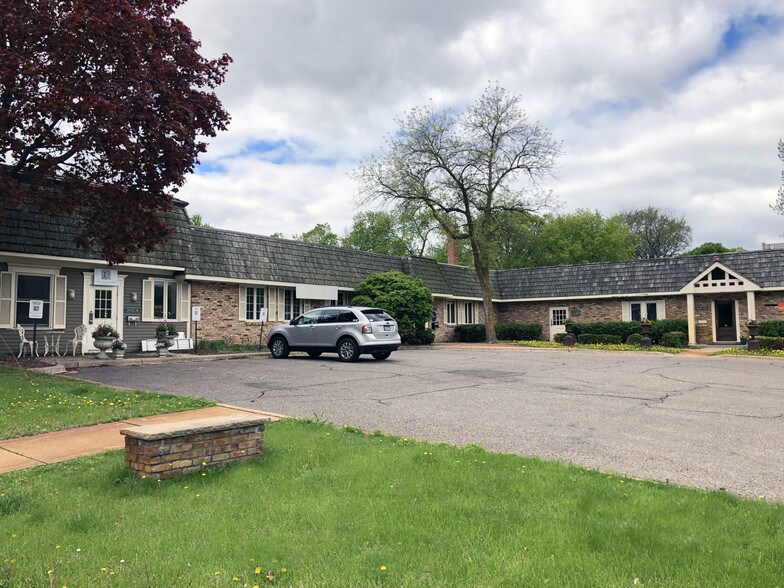 18318-18334 Minnetonka Blvd, Deephaven, MN for lease - Building Photo - Image 2 of 2