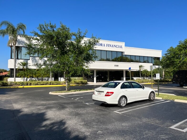 8198 S Jog Rd, Boynton Beach, FL à louer - Photo du bâtiment - Image 3 de 6