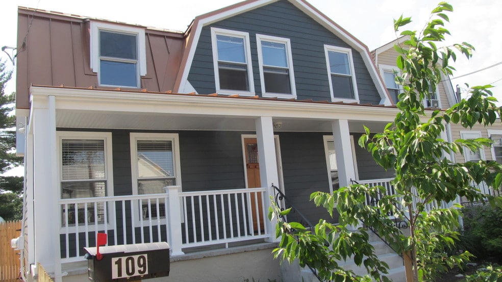 109 Jeanette Ave, Inwood, NY for sale - Primary Photo - Image 1 of 8