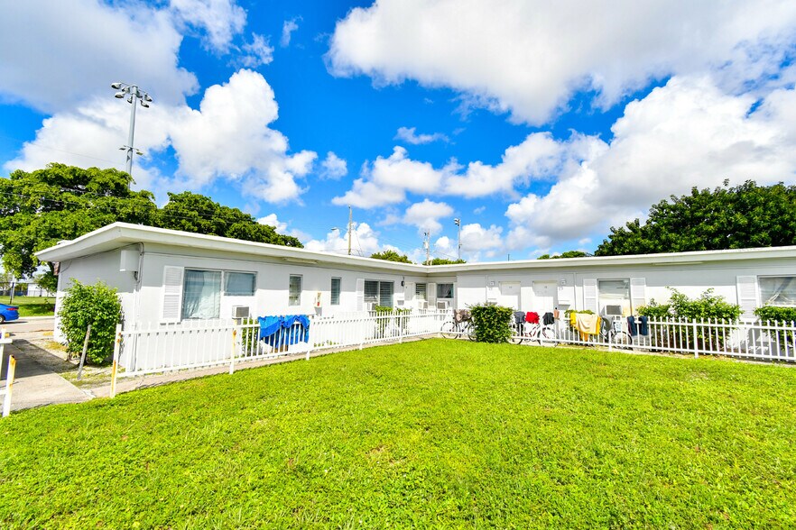 808 NW 7th Ter, Hallandale Beach, FL à vendre - Photo du bâtiment - Image 3 de 8