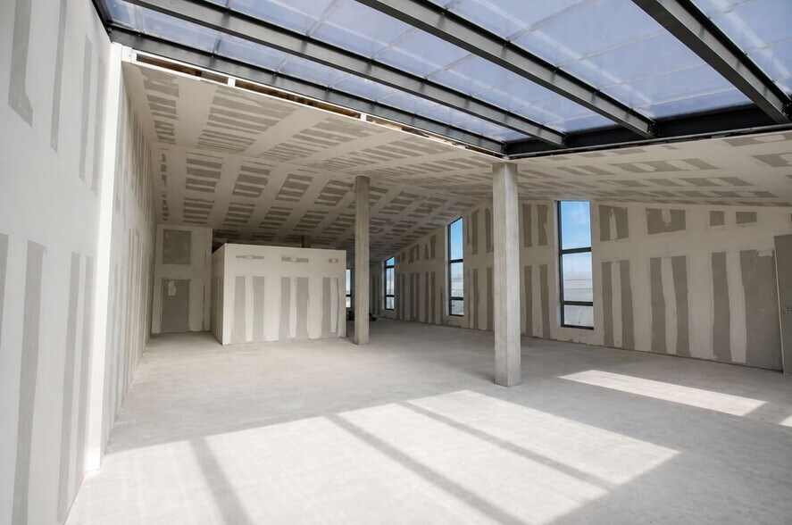 Industrial in Bordeaux for lease - Interior Photo - Image 1 of 6