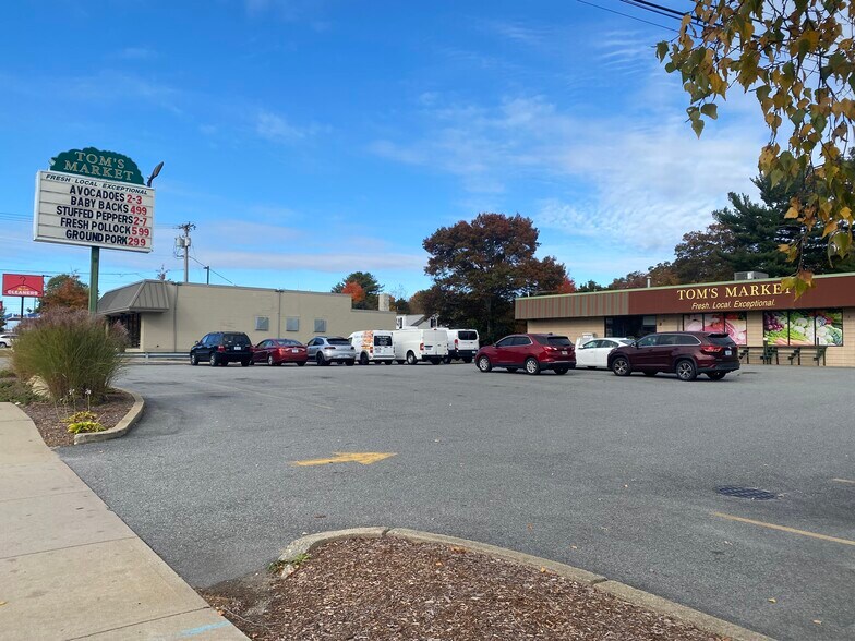 821 Tiogue Ave, Coventry, RI à vendre - Photo du bâtiment - Image 2 de 10