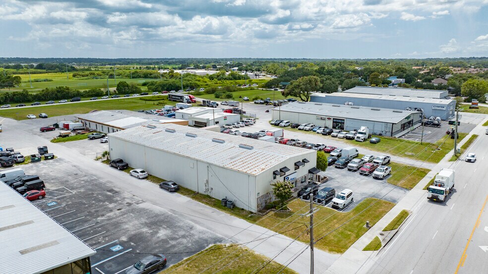 2101 E Edgewood Dr, Lakeland, FL à louer - Photo du bâtiment - Image 2 de 10