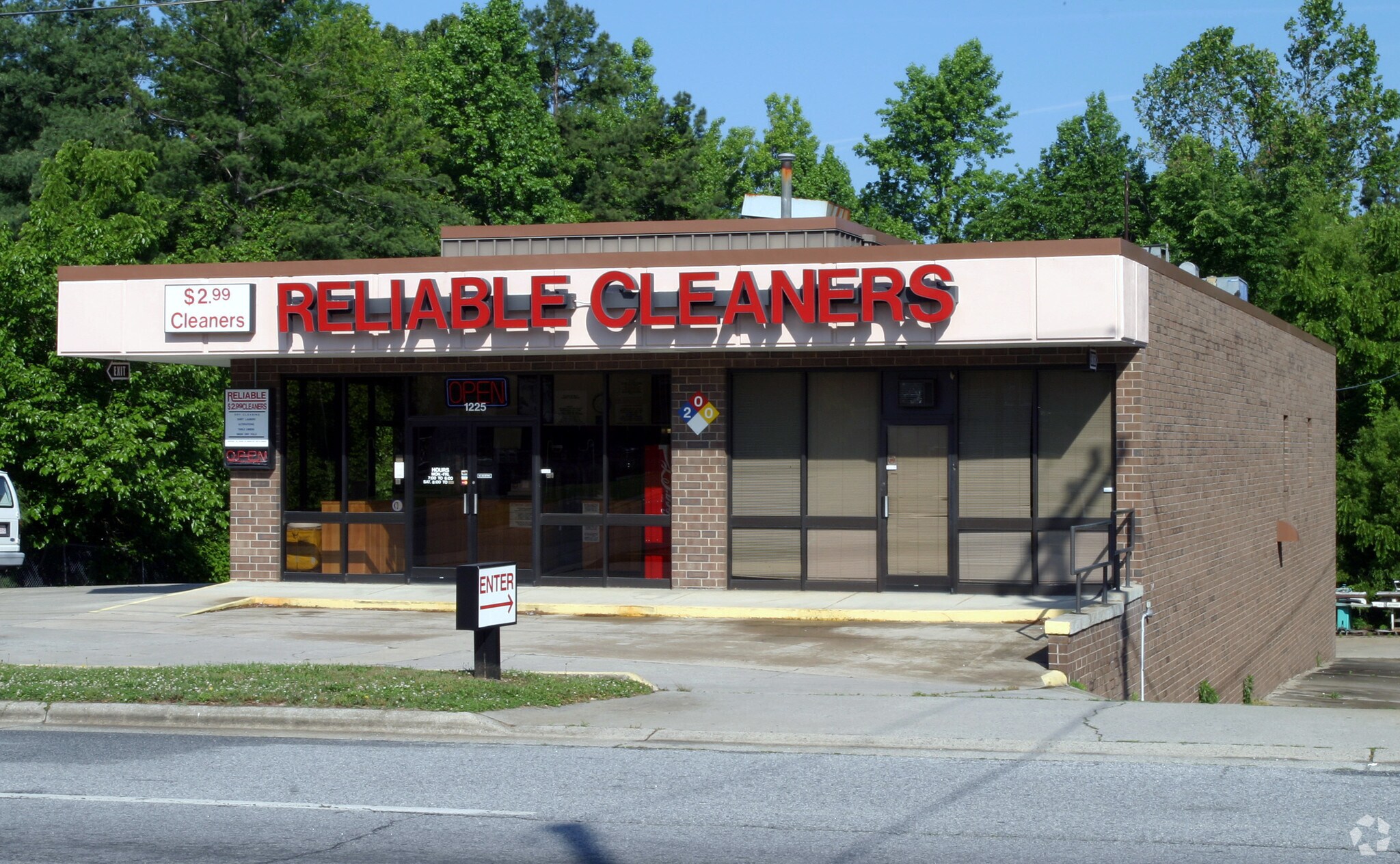 1225 Montlieu Ave, High Point, NC à vendre Photo principale- Image 1 de 15