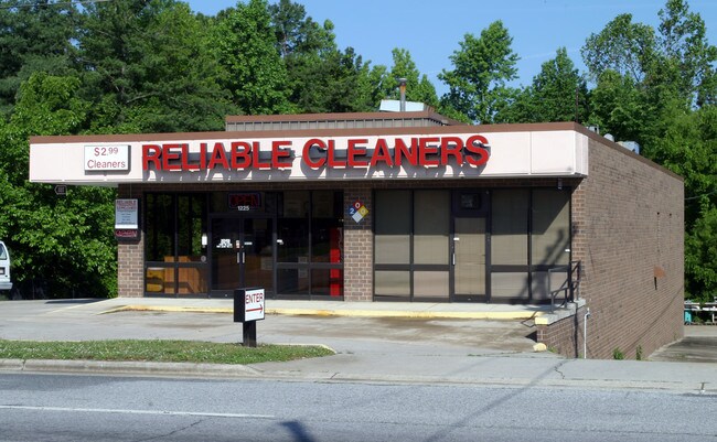 Plus de détails pour 1225 Montlieu Ave, High Point, NC - Commerce de détail à vendre