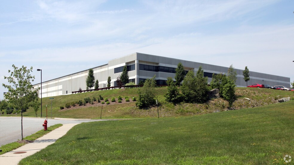 100 Maple Ridge Dr, Cumberland, RI à louer - Photo du bâtiment - Image 2 de 5